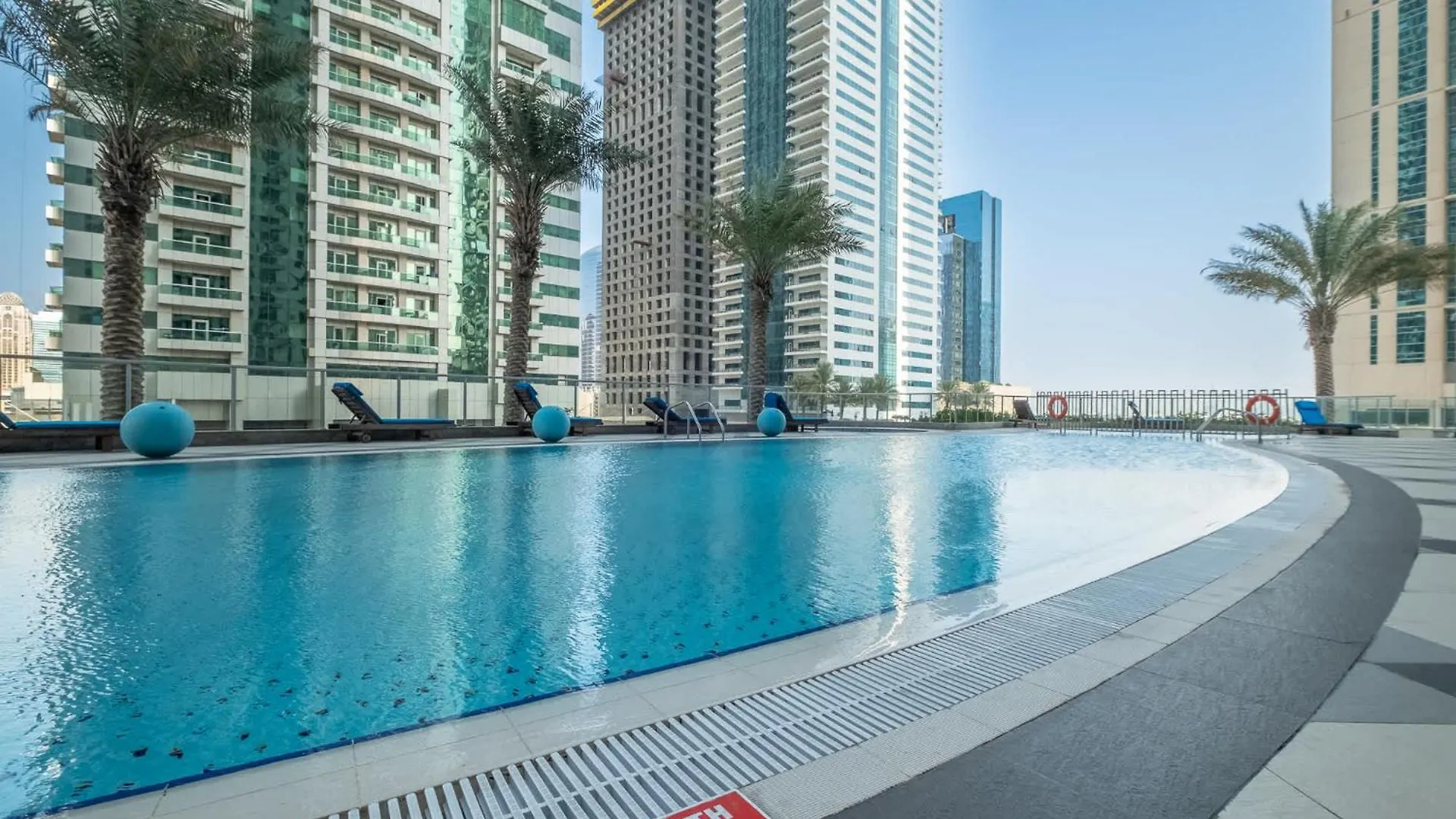 Dubai Marina Apartment Sleeps 4 With Balcony