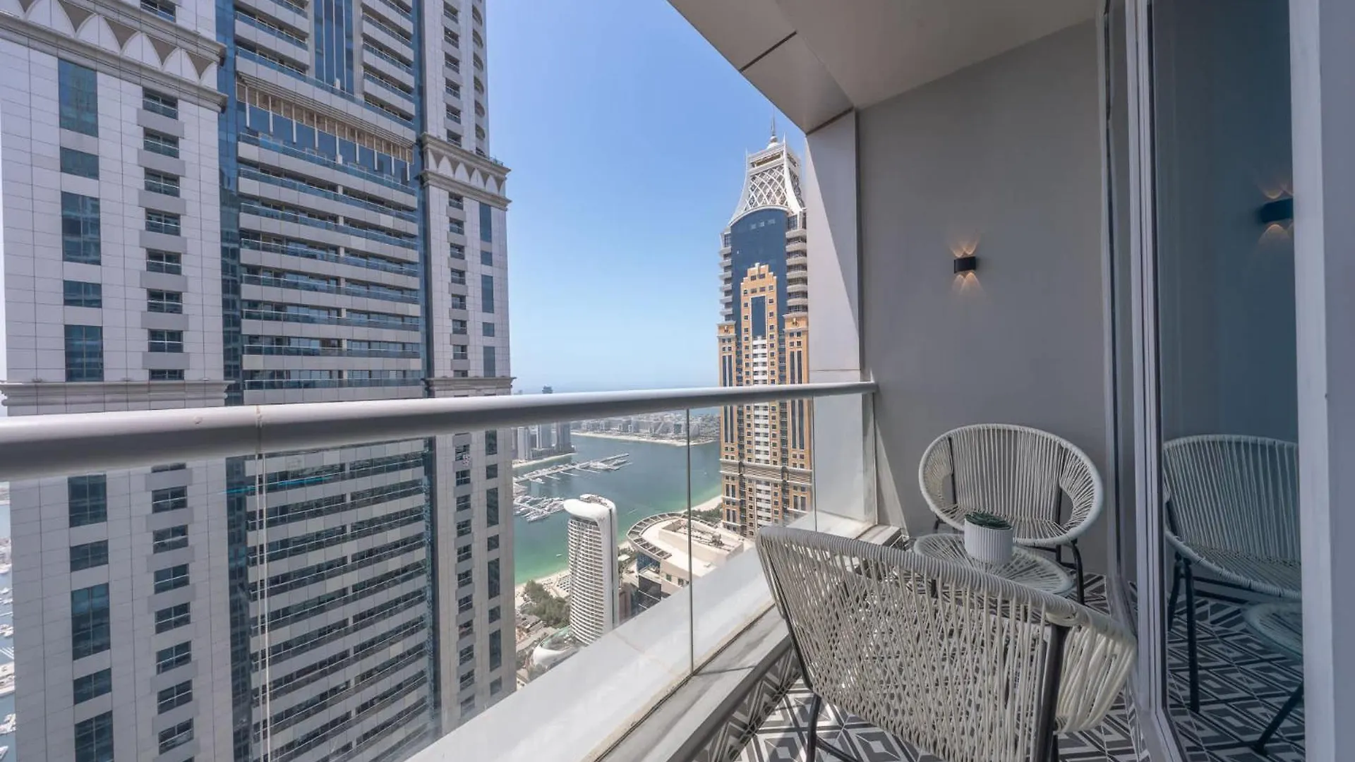 Dubai Marina Apartment Sleeps 4 With Balcony