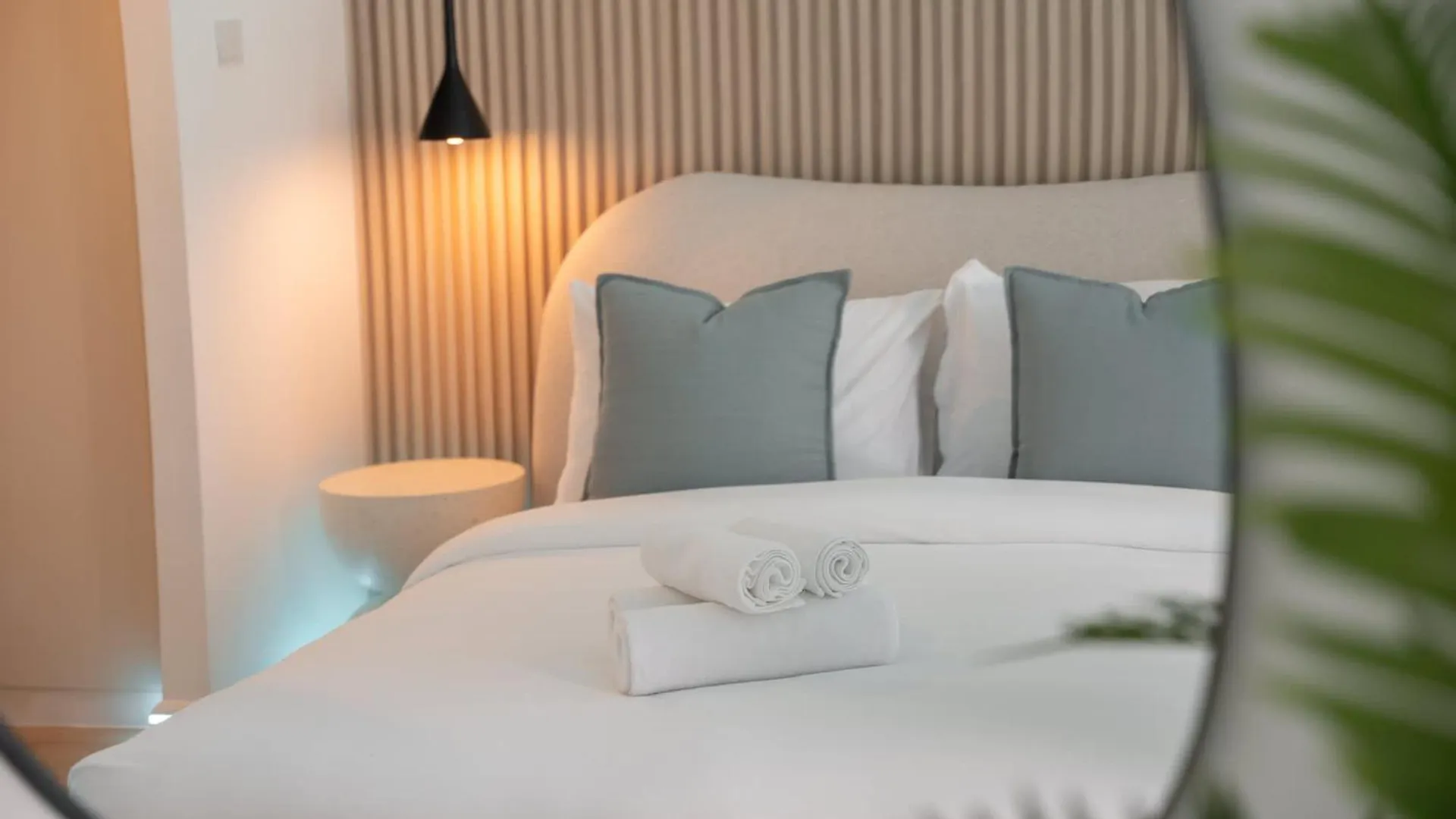 Dubai Marina Apartment Sleeps 4 With Balcony