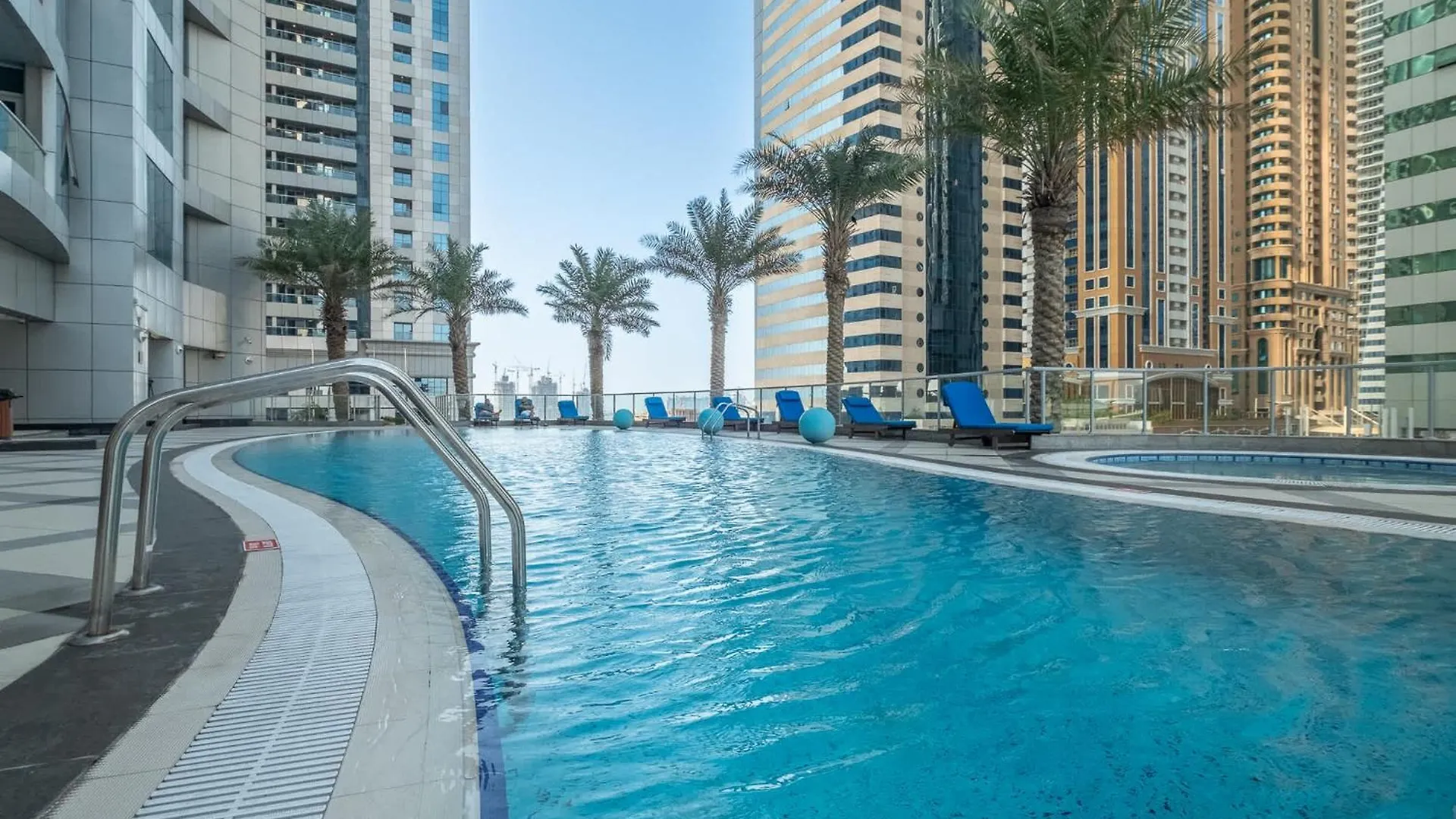 Dubai Marina Apartment Sleeps 4 With Balcony