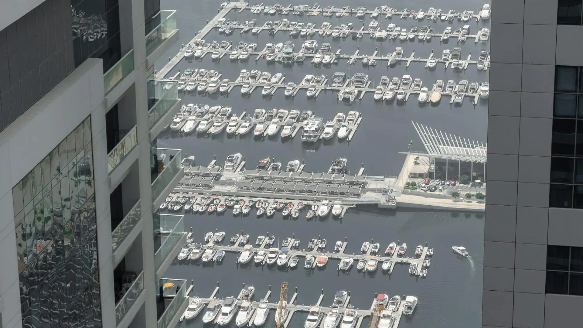 Dubai Marina Apartment Sleeps 4 With Balcony