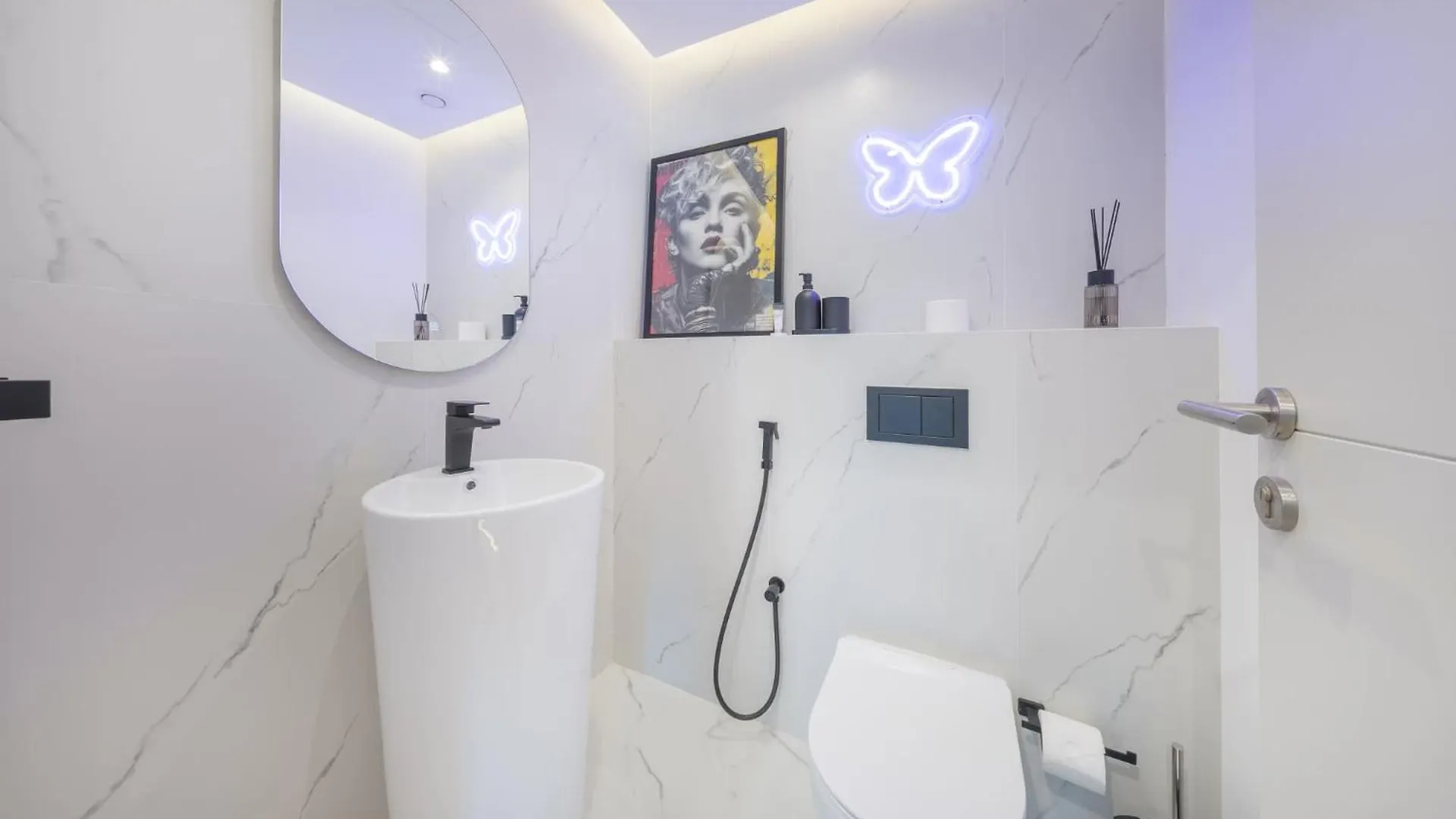Dubai Marina Apartment Sleeps 4 With Balcony