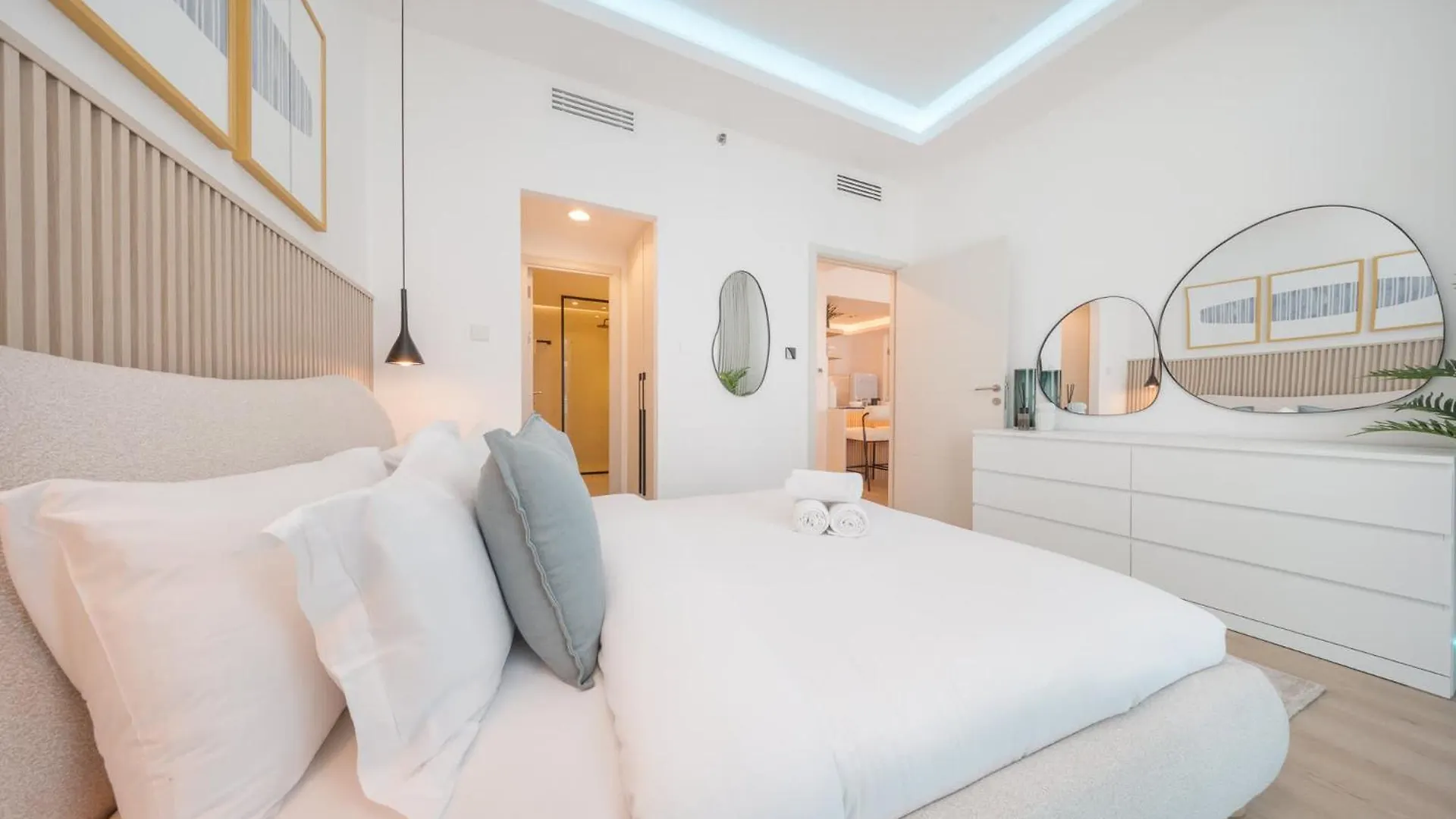 Dubai Marina Apartment Sleeps 4 With Balcony